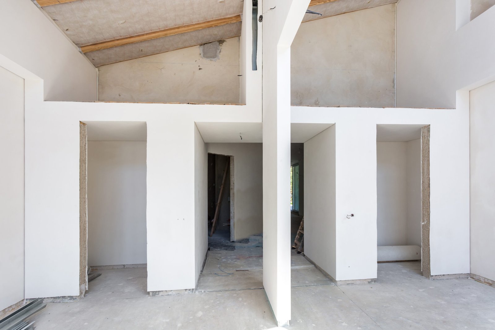 Empty room without repair. interior of white wall